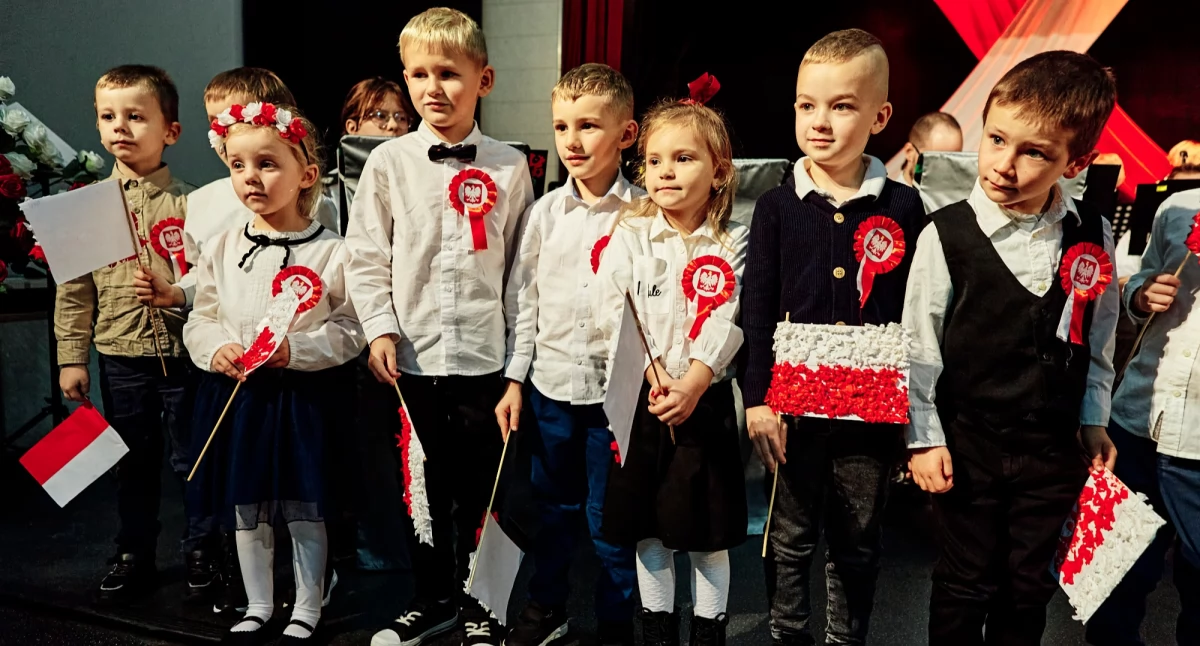 Wielkie biało-czerwone świętowanie w Ustroniu Morskim | zdjęcia