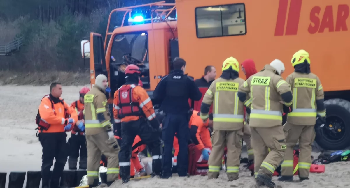 Silny wiatr i fale wywróciły kuter. Akcja ratunkowa w Ustroniu Morskim