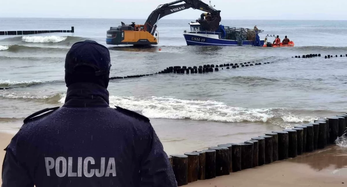Tragedia w Ustroniu Morskim. Wydobyto kuter rybacki, zbada go biegły | zdjęcia, wideo