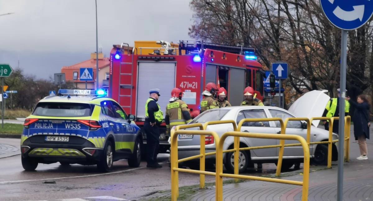 Samochód wjechał w barierki. Utrudnienia na rondzie przy Kamiennej