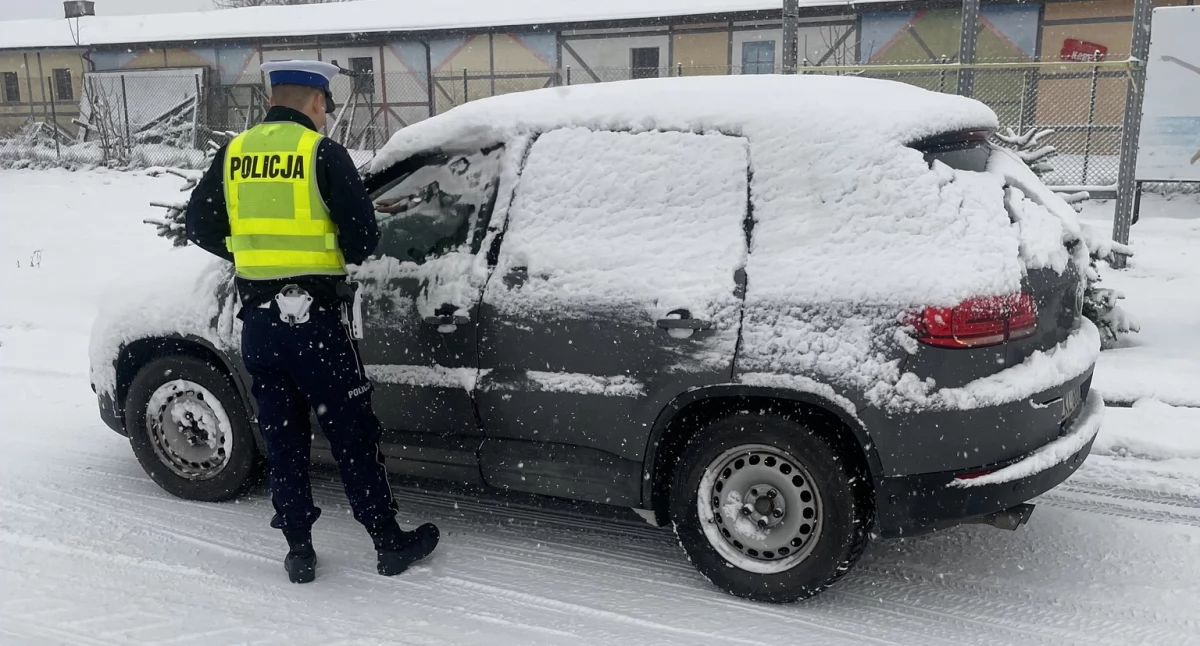 Uwaga kierowcy! Posypały się pierwsze mandaty za nieodśnieżone pojazdy