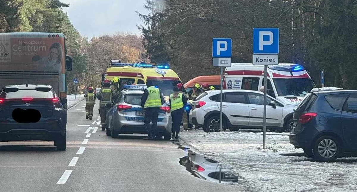 Zderzenie dwóch samochodów pod Kołobrzegiem. Są poszkodowani