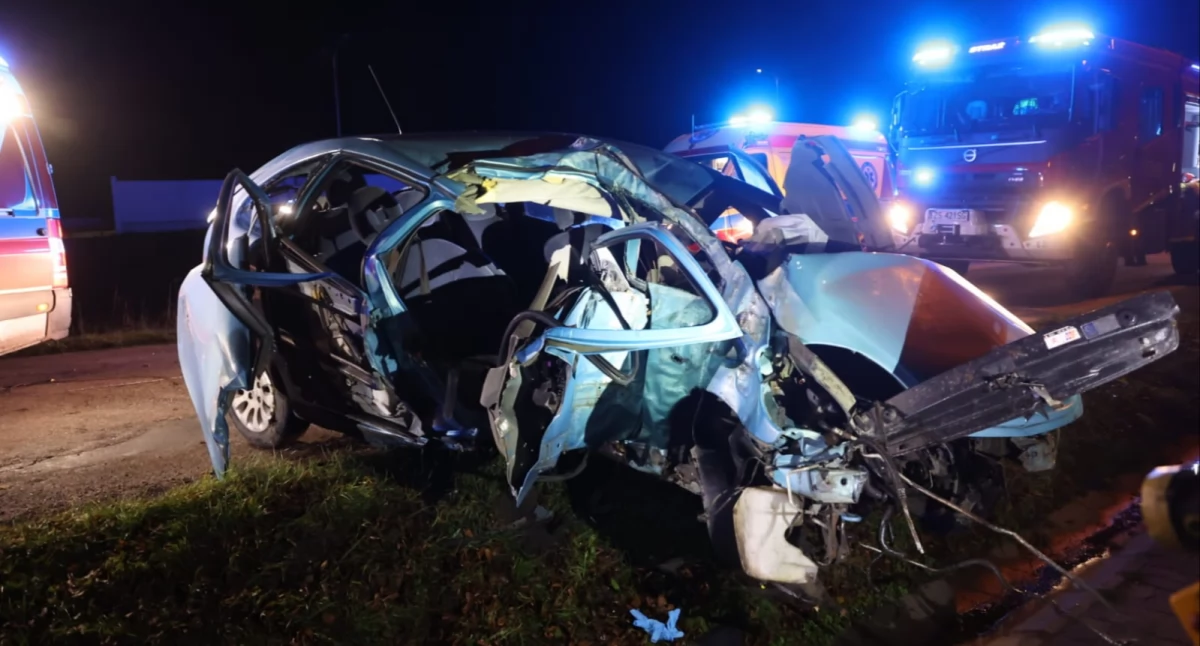 Wypadek przy Krzywoustego. Pasażer był wycinany z wraku citroena