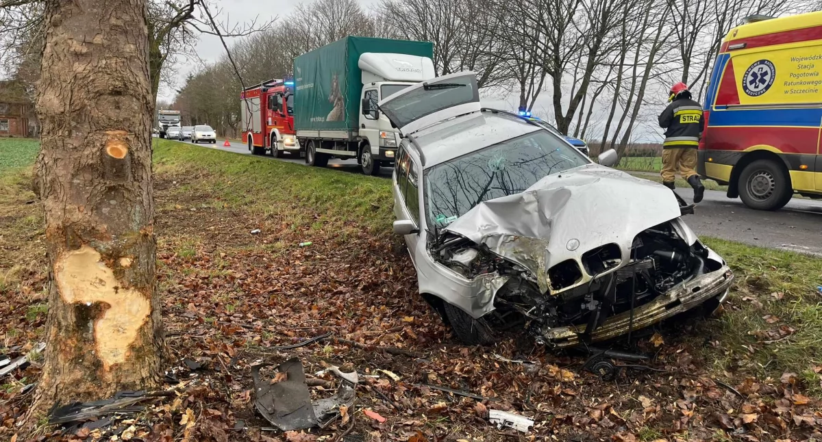 Chciał uniknąć czołówki, wylądował w rowie. Kierowca BMW trafił do szpitala
