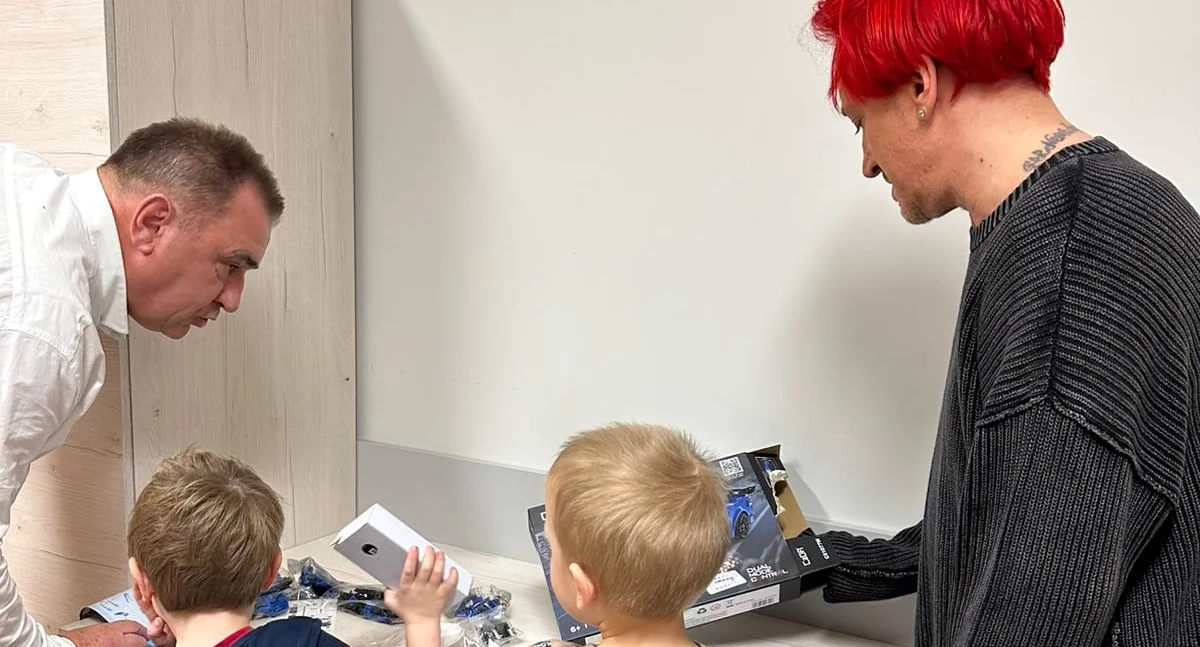 Znany piosenkarz sprawił radość dzieciakom z Gościna. Mikołajkowych gości było więcej