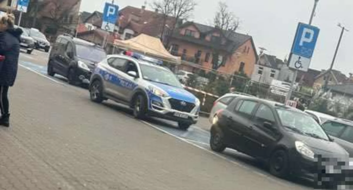 Rozebrane dziecko pozostawione samo w aucie. Ojciec dostał mandat