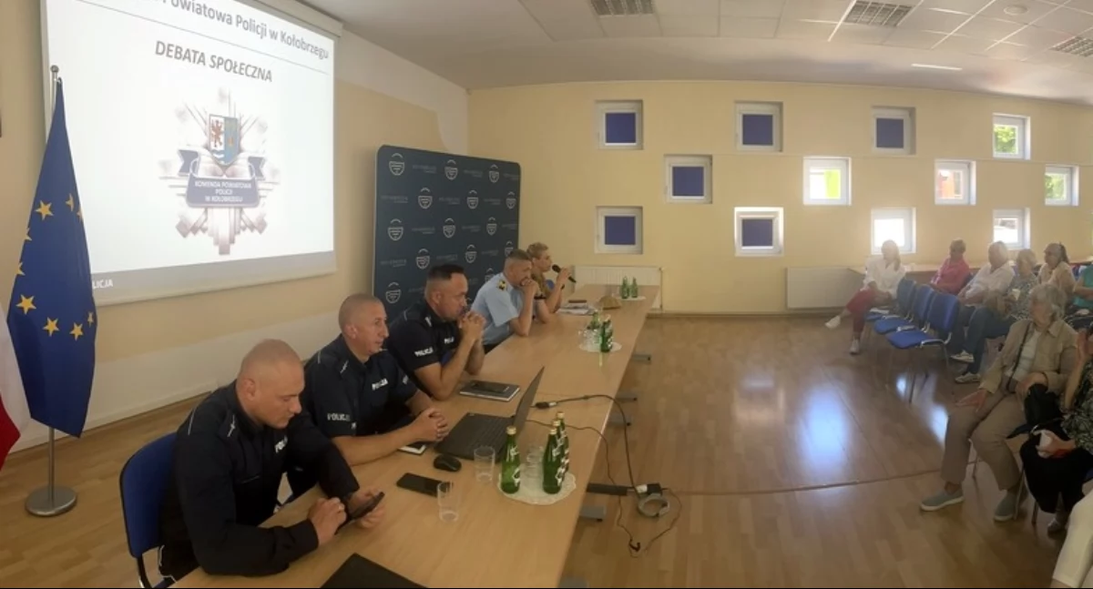 Cyberzagrożenia. Debata społeczna w komendzie policji