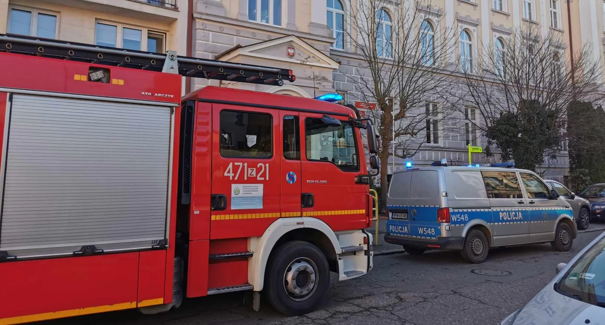 Alarmy bombowe w szkołach. Ewakuacja w dwóch placówkach
