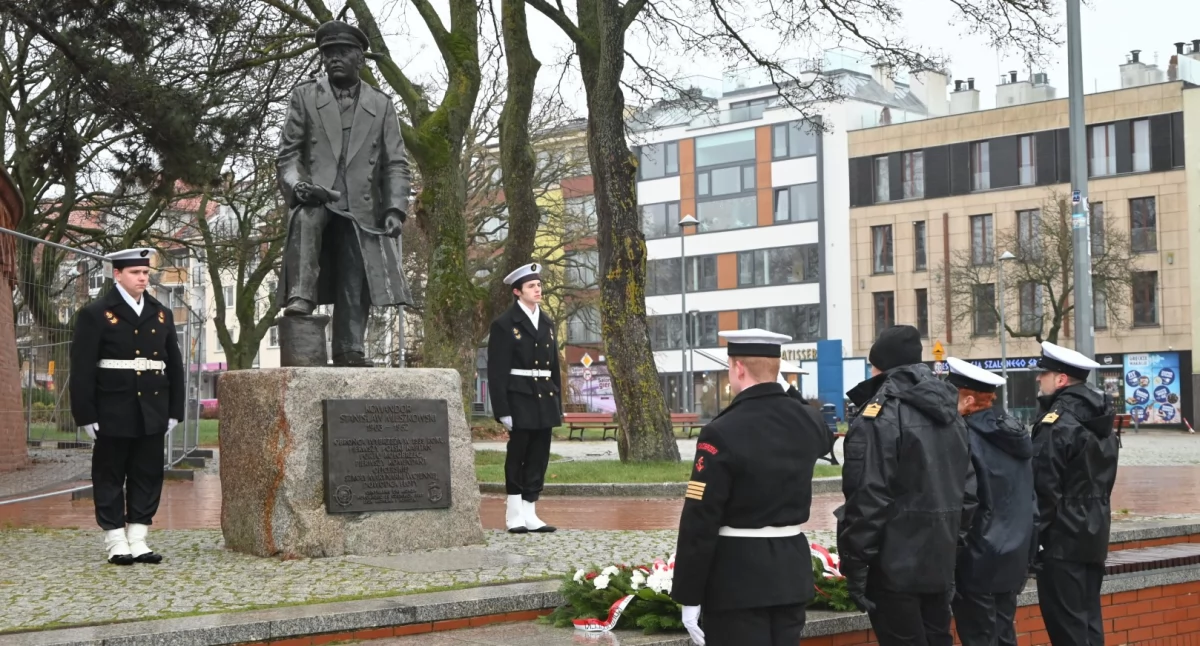 Rocznica śmierci kontradmirała. Złożyli kwiaty pod pomnikiem Mieszkowskiego