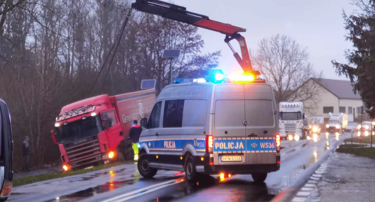 Uwaga kierowcy! Ciężarówka wylądowała w rowie, zablokowany wjazd do miasta.