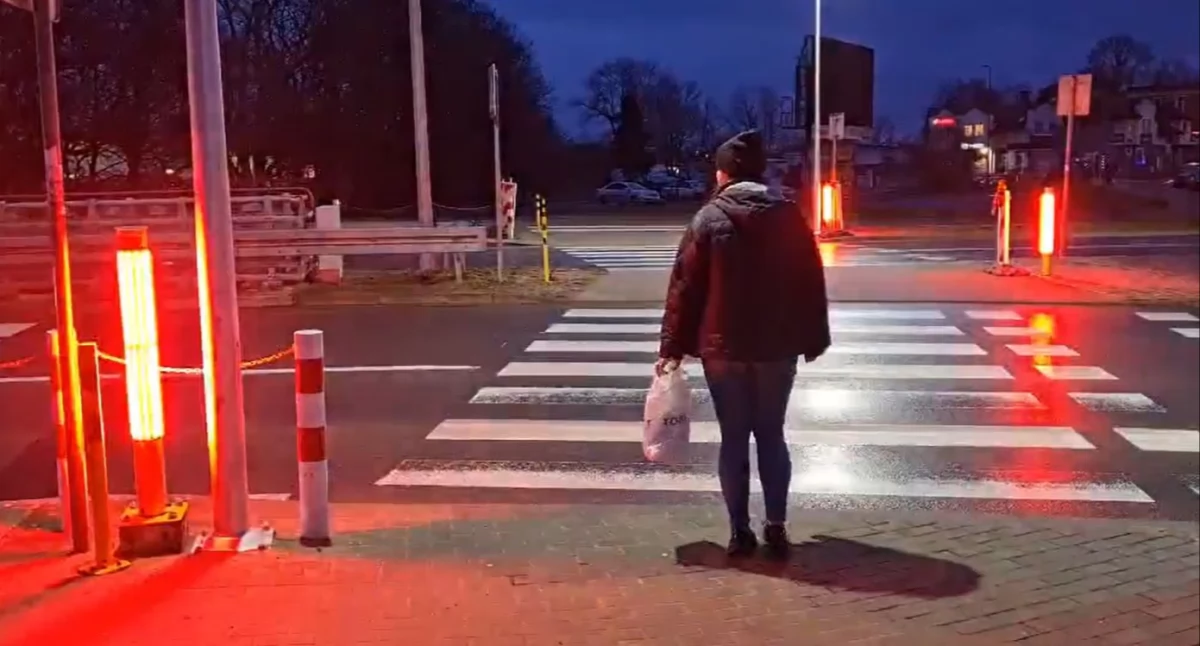 Inteligente przejścia dla pieszych już działają. Na czym to polega? | wideo