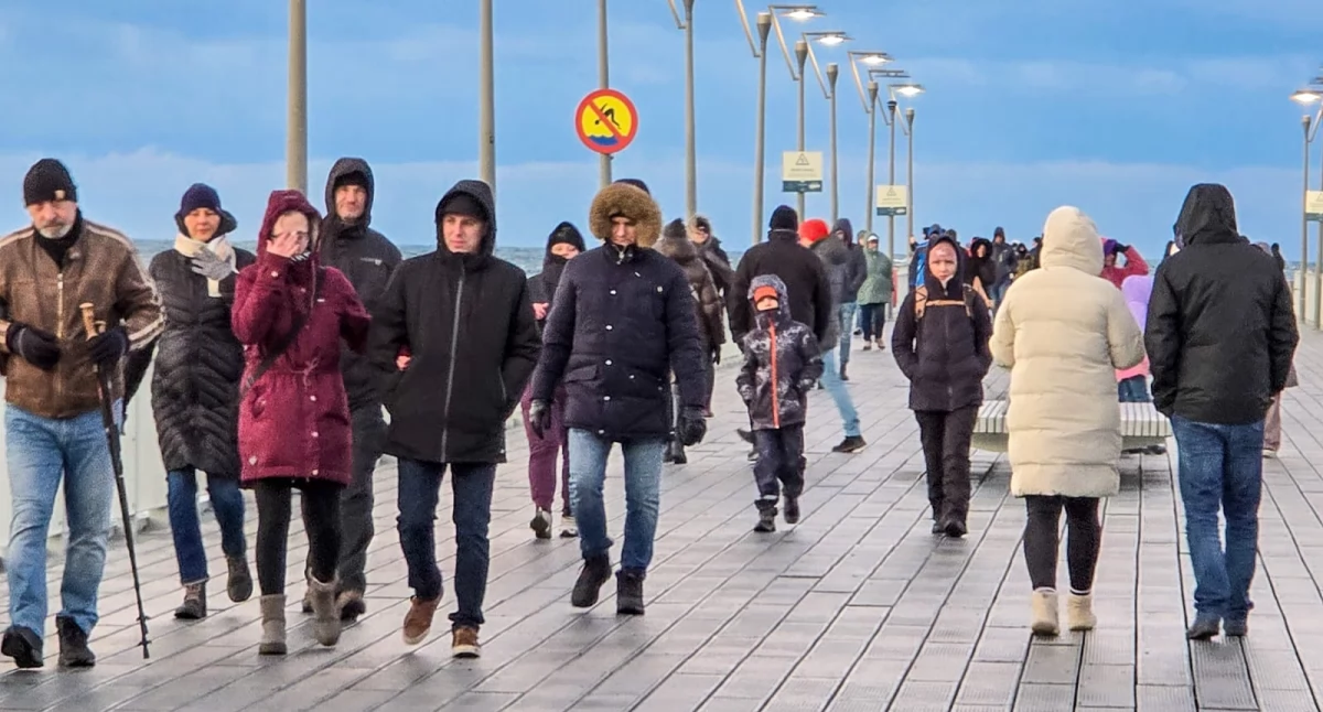 A nad morzem wieje, pada i... spacerują ludzie