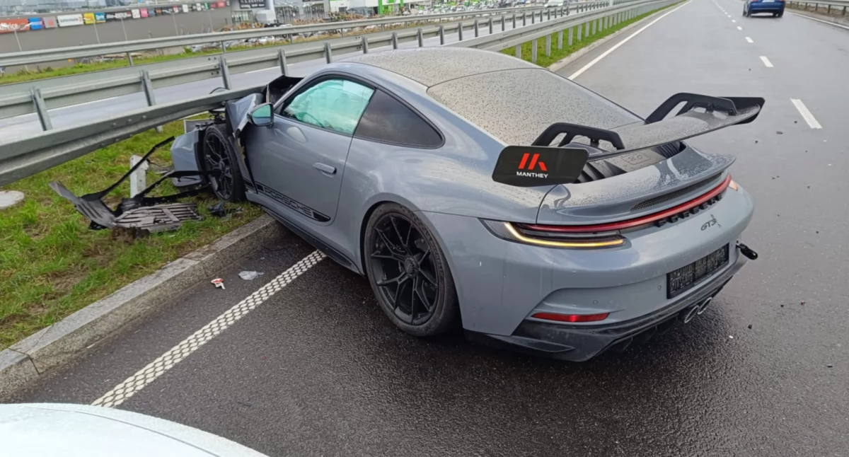 Sportowe porsche uderzyło w bariery. Uwaga na ciężkie warunki na drogach