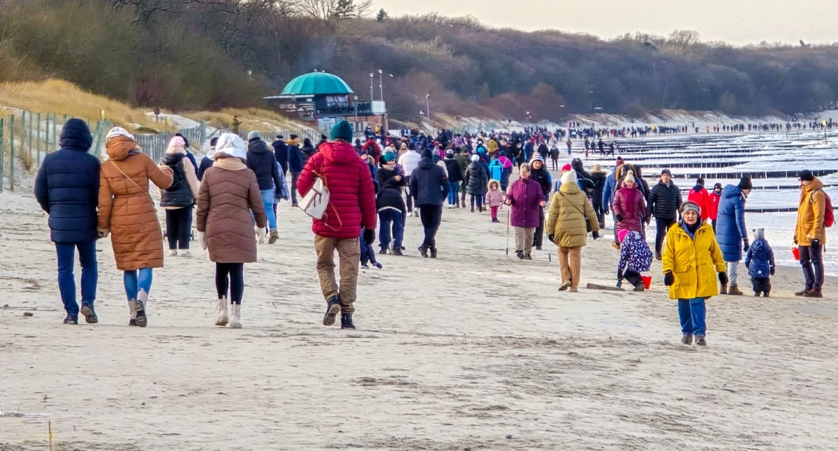 Tak wygląda plaża wschodnia po sztormie. Nie brakuje entuzjastów styczniowych spacerów