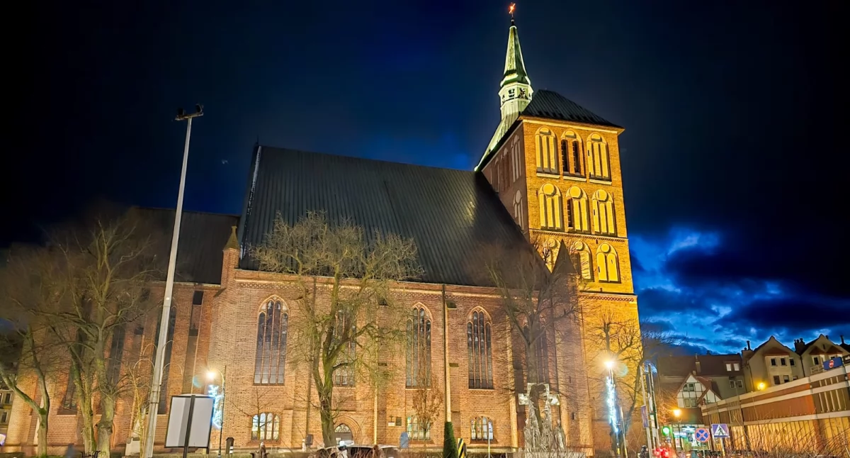 Iluminacja kołobrzeskiej katedry na testach - kiedy finalny efekt?
