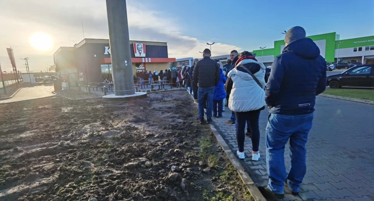 Otwarcie KFC w Kołobrzegu. Od rana czekali chętni na promocyjne kubełki, auta zblokowały ruch (Foto, wideo)