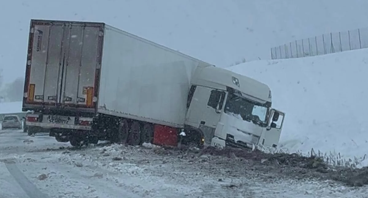 Samochody w rowach i kolizje. Fatalne warunki na drogach w regionie