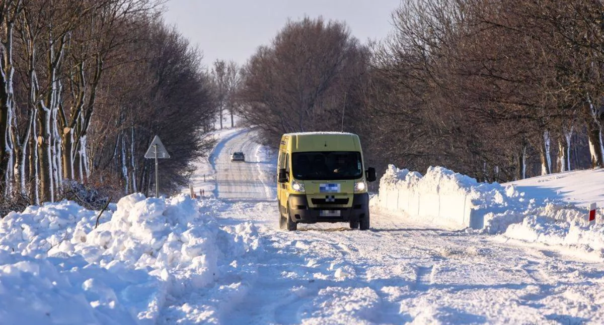 Samochody utknęły w zaspach. Na miejsce skierowano straż pożarną
