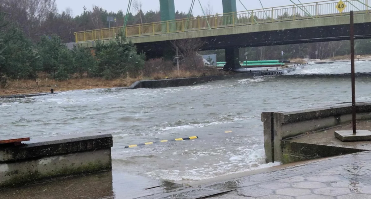 Cofka w Dźwirzynie. Bałtyk zalewa kanał portowy
