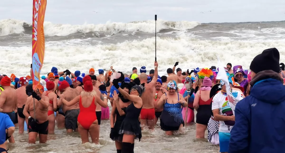 Mimo sztormu setki osób zanurzyły się w Bałtyku | wideo, zdjęcia