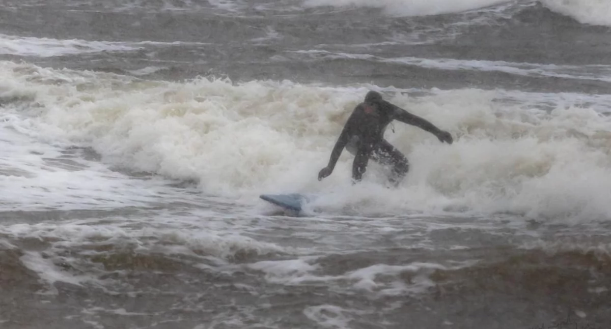 Na Bałtyku sztorm, a na falach surferzy [zdjęcia]