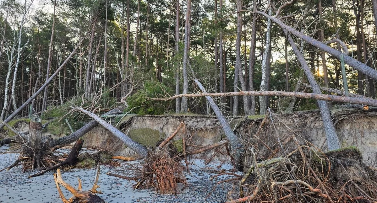 Krajobraz po sztormie. Tak wygląda plaża w Dźwirzynie [zdjęcia]