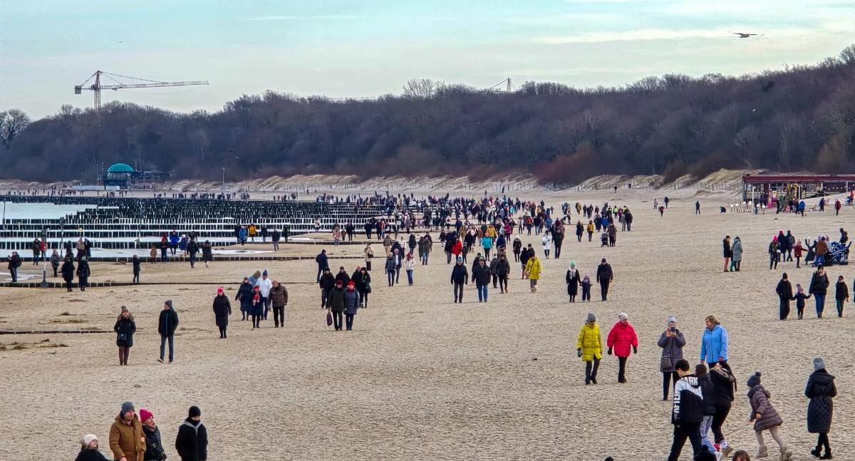 Ferie zimowe nad Bałtykiem w Kołobrzegu - tłumy spacerowiczów [zdjęcia]