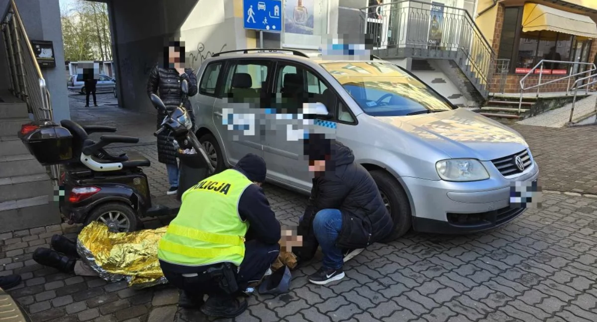 Jechał pojazdem elektrycznym, uderzył w bok taksówki. Wypadek obok Kina Wybrzeże