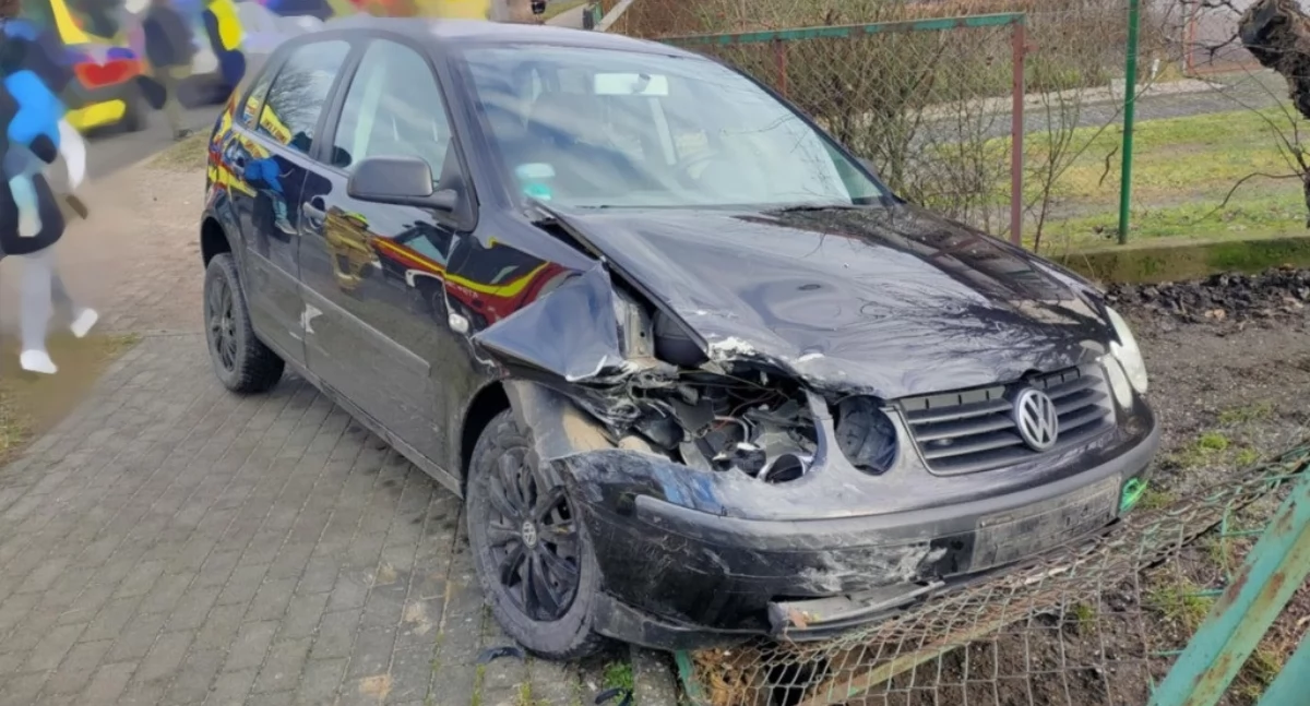 Kierująca zasłabła, uderzyła w pojazd i wjechała w ogrodzenie