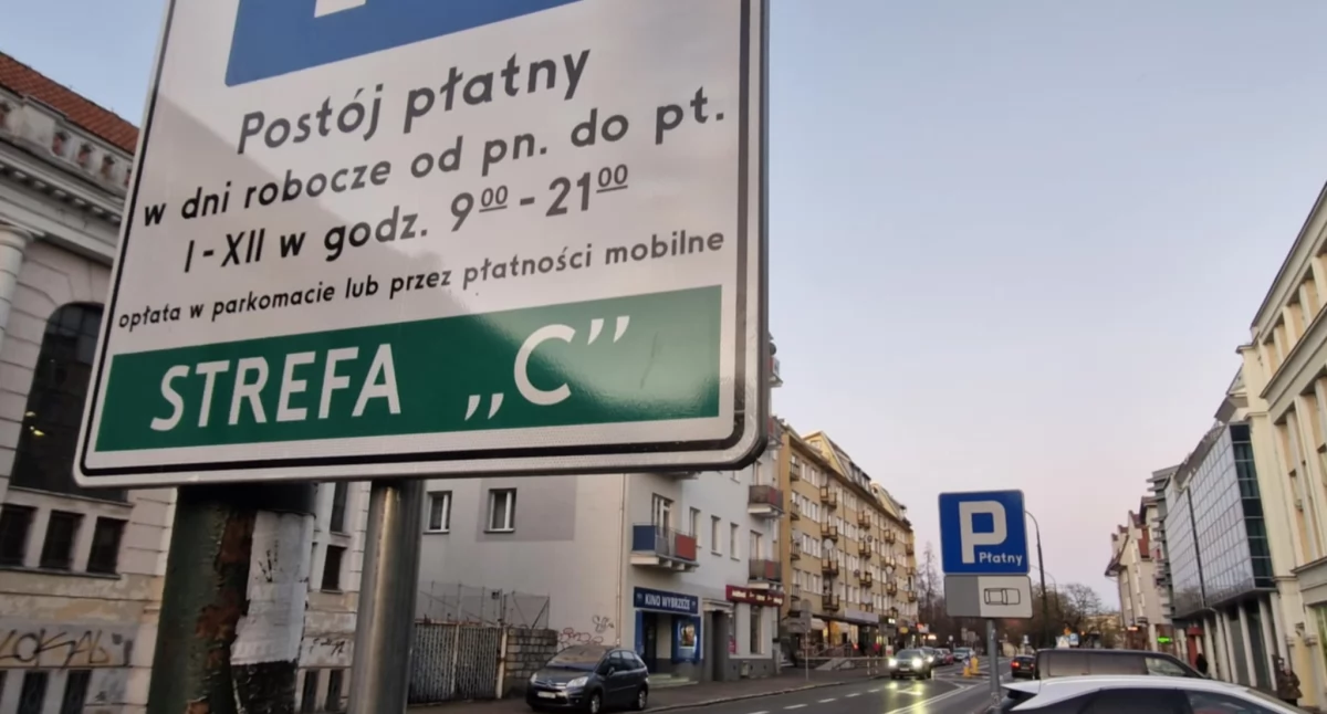 Nadal można? W nowej strefie C kierowcy wciąż parkują na Kartę Mieszkańca...