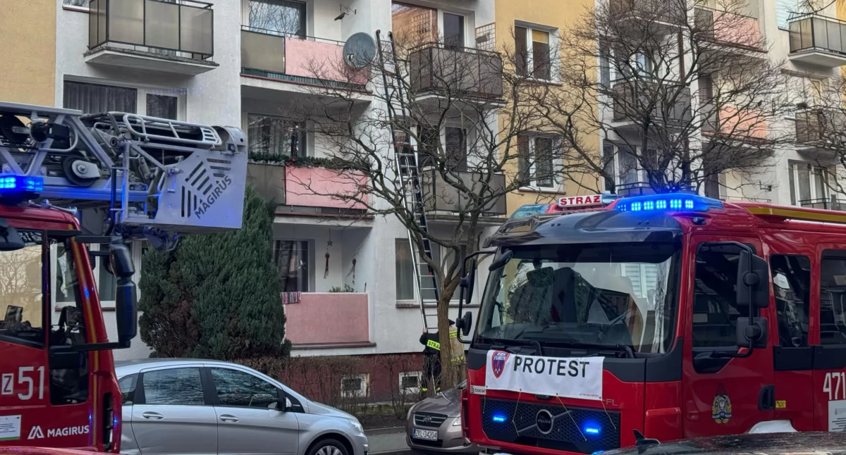 Strażacy weszli do mieszkania. W środku znaleźli ciało mężczyzny