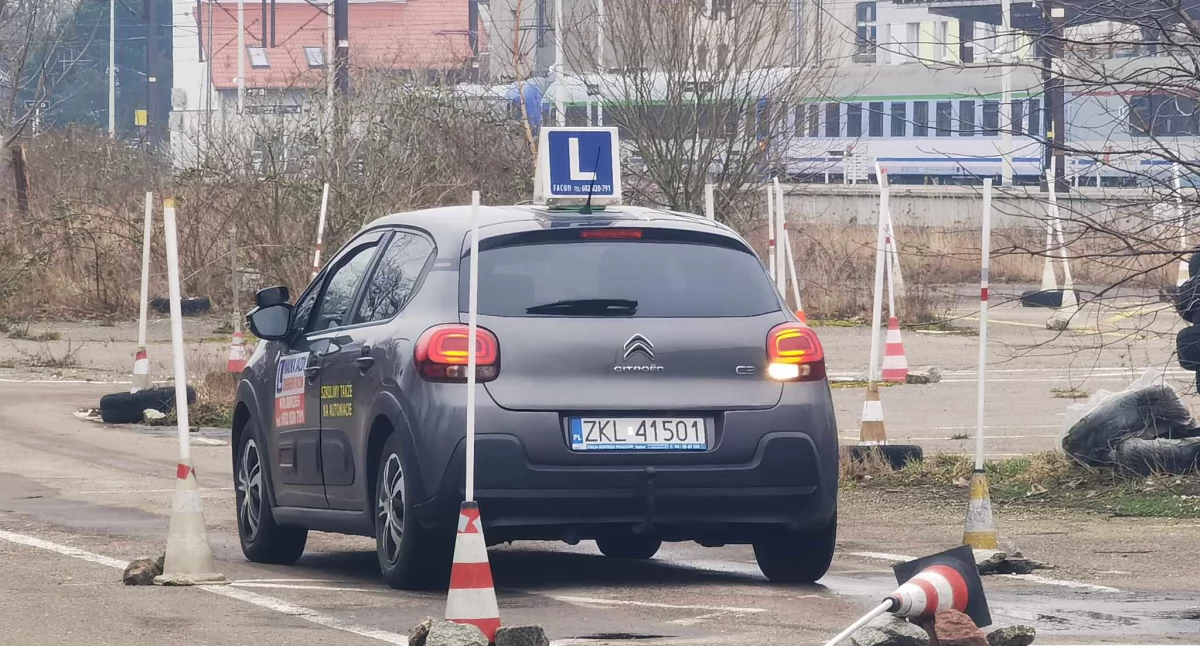 Co czwarty egzamin praktyczny kończy się sukcesem. Statystyki zdawalności szkół jazdy