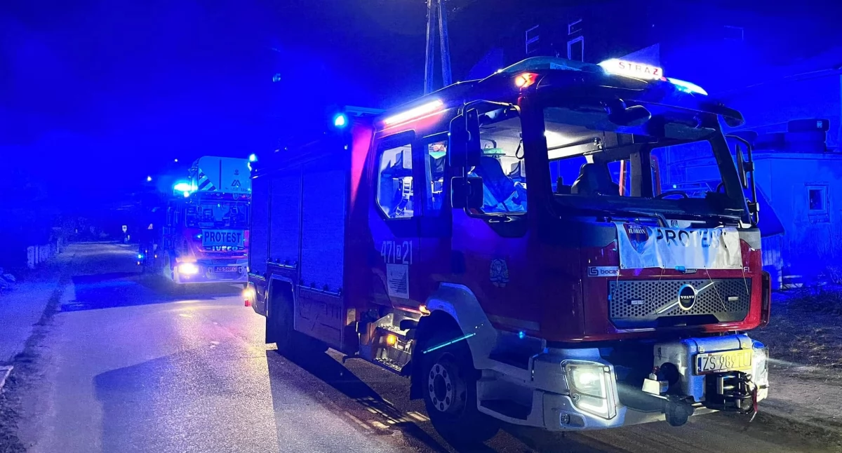 Pożar sadzy w kominie. Strażacy musieli ewakuować mieszkańców