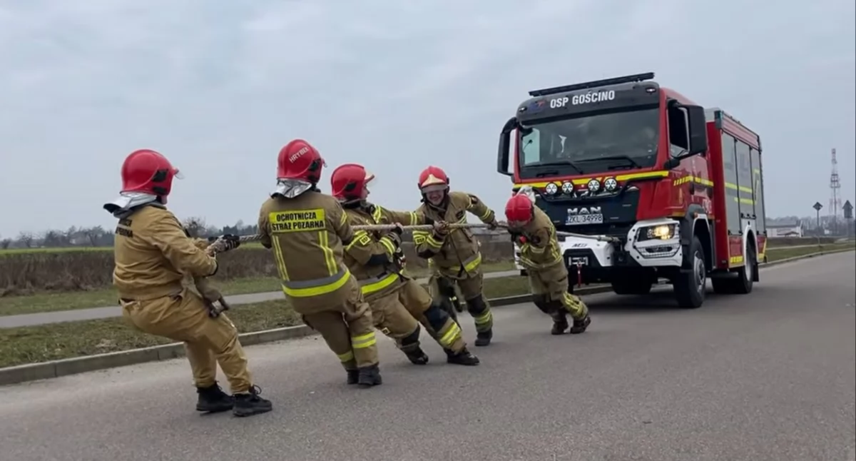 Przeciągają swoje wozy strażackie. Wszystko dla Kazika | wideo