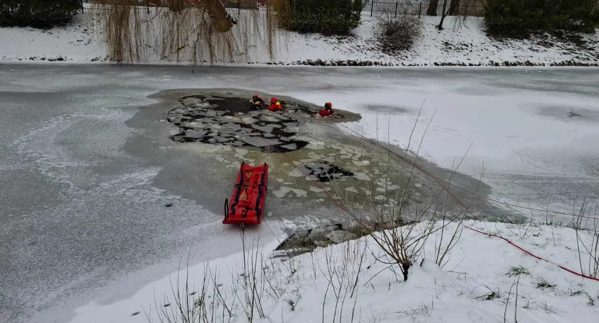 Tu liczy się każda sekunda. Kołobrzescy strażacy ćwiczyli techniki ratownicze na lodzie