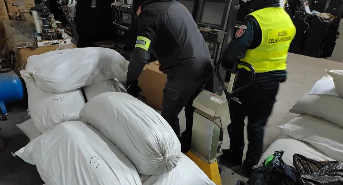 Na S6 zatrzymano samochód. Był załadowany kontrabandą