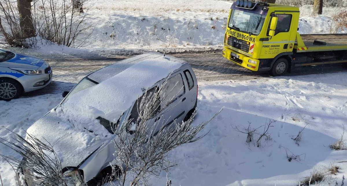 Ktoś porzucił uszkodzone auto. Po kierowcy ani śladu