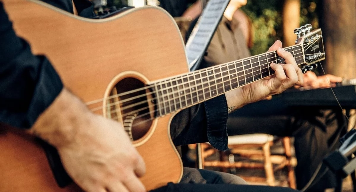 Jak dbać o gitarę akustyczną, by służyła przez lata? Praktyczne wskazówki