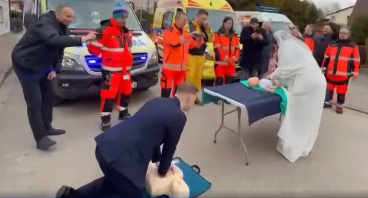 Resuscytacja i... przewijanie na czas niemowlaka. Taka brama weselna tylko u ratowników
