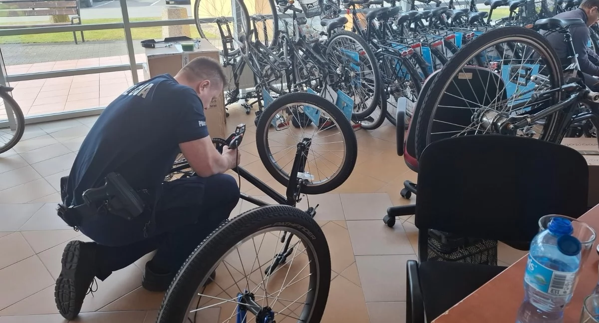 Zbliża się sezon rowerowy. Policjanci znakowali jednoślady 