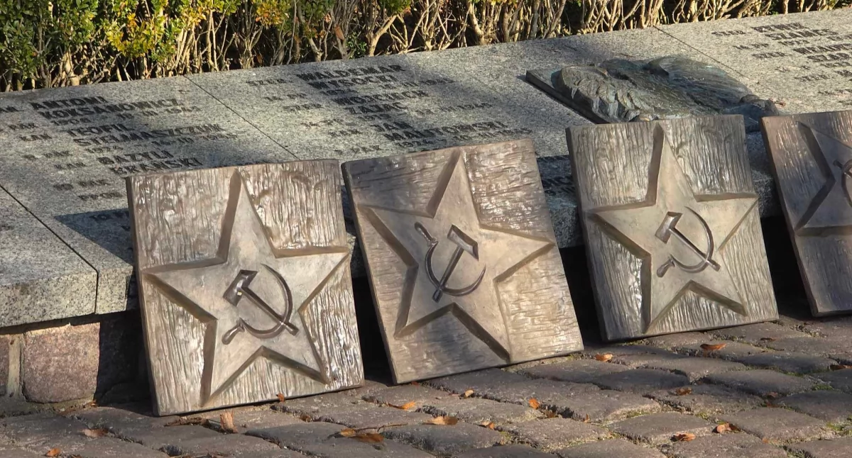 Po skradzionych tablicach ani śladu. Magistat montuje duplikaty na cmentarzu wojennym