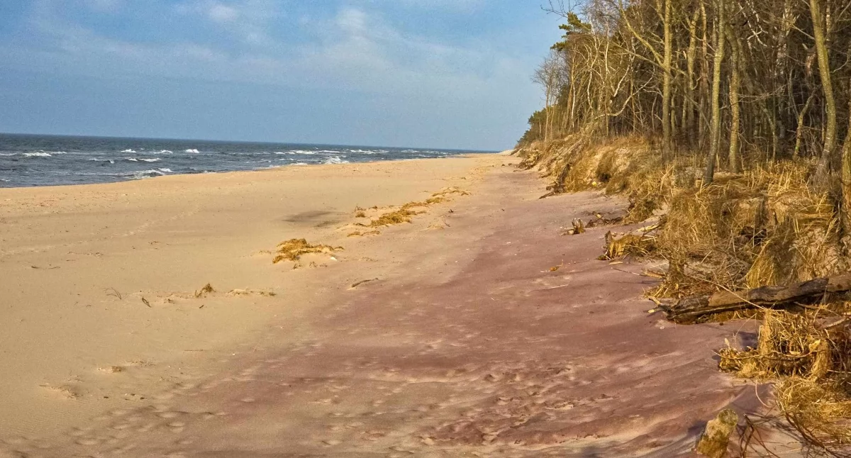 A w Ustroniu Morskim piasek na plaży zmienił kolor... 