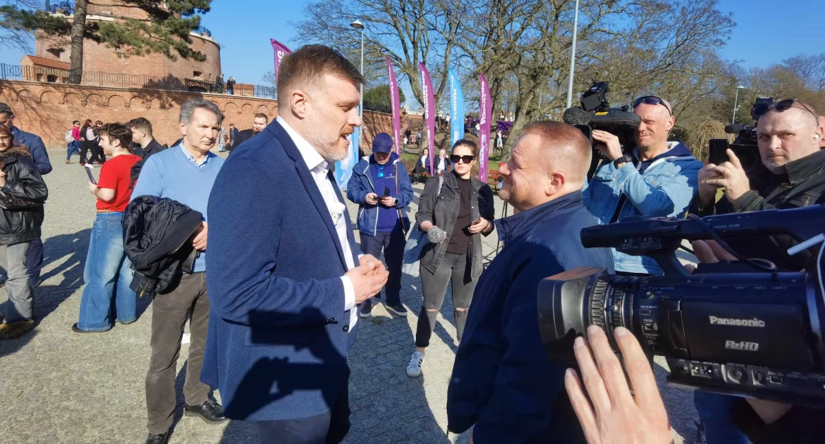 Mieszkania droższe nieraz niż w Warszawie. Czyli Zandberg o problemach w Kołobrzegu (wideo)