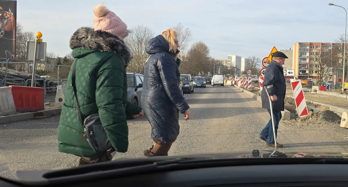 Piesi skracają sobie drogę przechodząc przez rondo... 