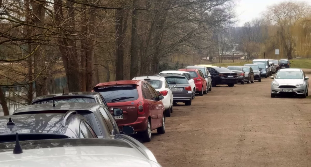 Nie taki nowy, bezpłatny parking w mieście. Jednak kierowcy uważajcie...