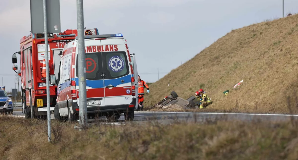 Dachowanie przy S6. Dwie osoby są poszkodowane [zdjęcia]