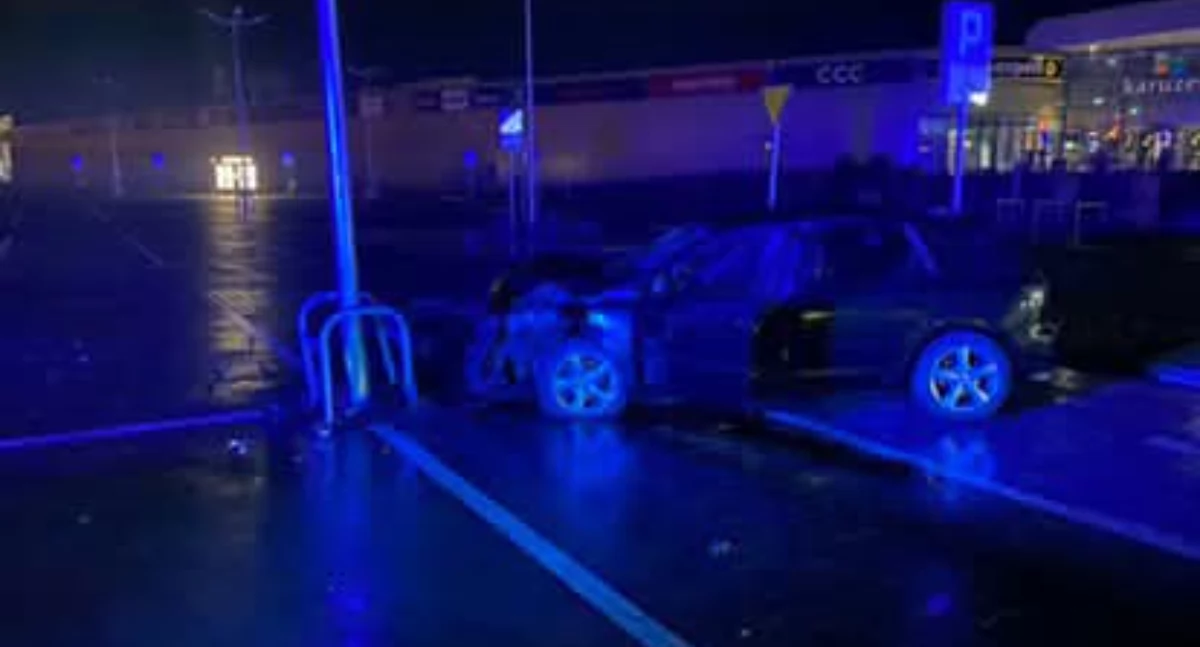Nietrzeźwa i bez prawa jazdy wjechała w latarnie