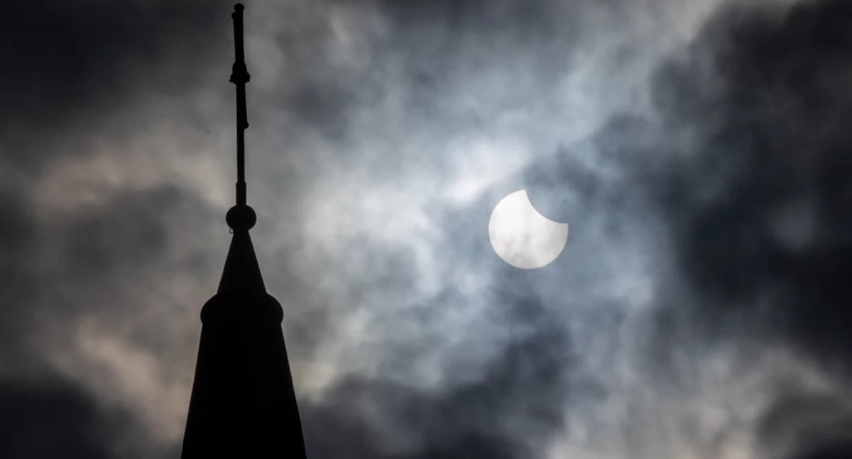 Częściowe zaćmienie Słońca nad morzem- zdjęcia 