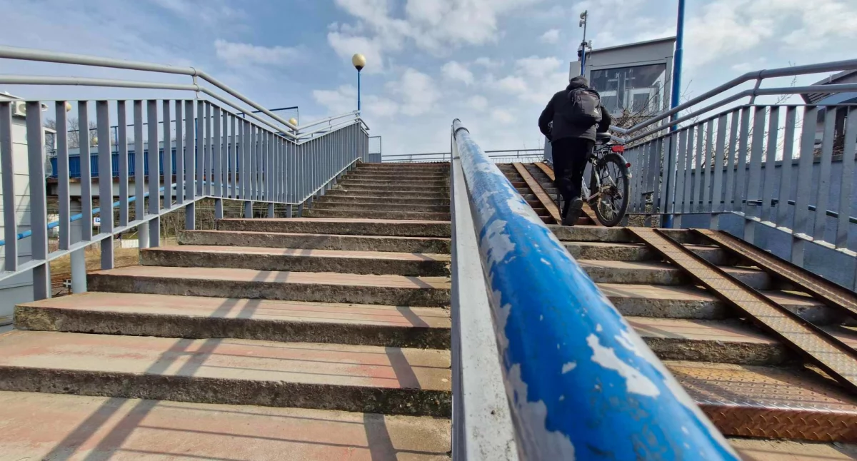 Nie tylko schody. Ekspertyza wykazała – cała kładka do remontu