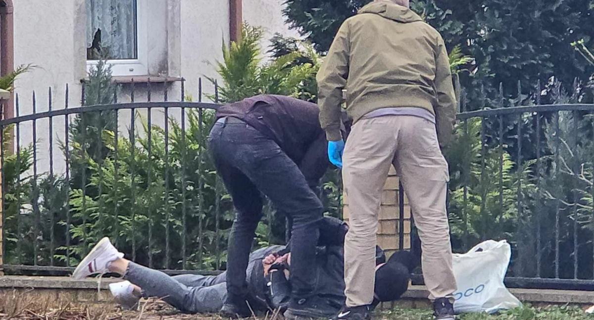 Uciekał z torbą skradzionych rzeczy? Dwóch mężczyzn zatrzymanych po pościgu